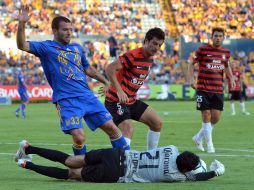 Acción de partido entre Tigres y Atlas en el Universitario. NTX /