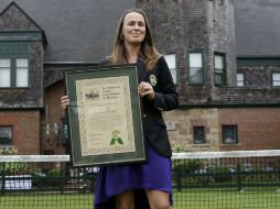 Martina Hingis muestra el certificado que la valida como integrante de la Clase 2013 del Salón de la Fama del Tenis. AP /