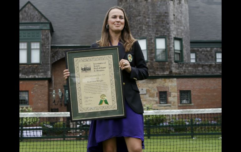 Martina Hingis muestra el certificado que la valida como integrante de la Clase 2013 del Salón de la Fama del Tenis. AP /