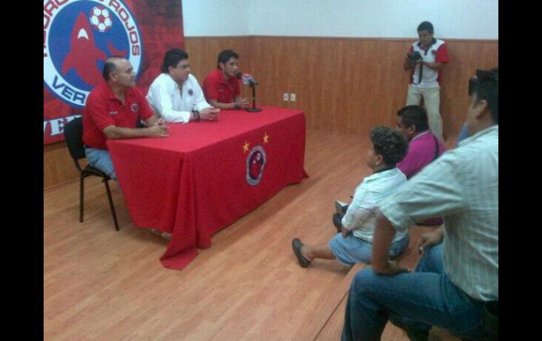 Aquí el seleccionado nacional con la directiva de Tiburones Rojos. ESPECIAL /