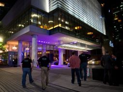 Oficiales de policía arriban al hotel donde se encontró el cuerpo sin vida del actor Cory Monteith. AP /