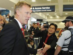 Así arriba el técnico de los 'Red Devils' al aeropuerto, recibido por prensa y fanáticos. EFE /