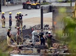 Bomberos y rescatistas continúan la búsqueda para localizar a posibles sobrevivientes en la zona. AP /