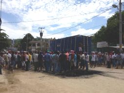Los inconformen mantienen su bloque en la carretera federal Iguala-Ciudad Altamirano. ARCHIVO /
