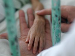 Los padres de familia deben poner especial atención a cualquier situación anormal que se presente en sus hijos. EFE /