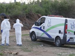 Autoridades del IJCF acudieron a la zona para evaluar el cadáver.  /