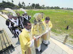 Danzantes, cientos de fieles y la guardia de honor acompañaron a la Virgen de Zapopan durante el recorrido en en Chapala. EL INFORMADOR /