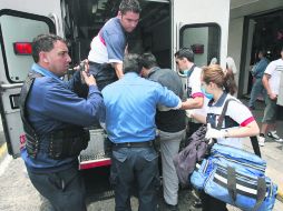 Trabajo de paramédicos. Este año van 260 personas fallecidas en choques. EL INFORMADOR /