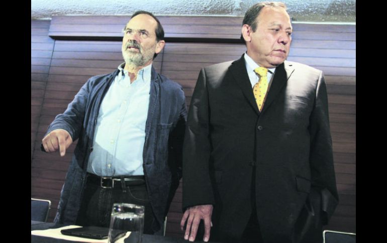 Los líderes nacionales del PAN, Gustavo Madero (izquierda), y del PRD, Jesús Zambrano, al anunciar que no saldrán del Pacto por México. EFE /