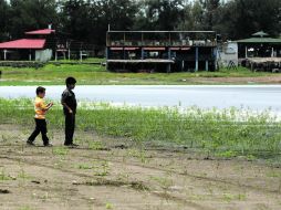 El gobernador Aristóteles Sandoval entregó un apoyo de mil 841 pesos a cada uno de los afectados directos por el ecocidio. EL INFORMADOR /