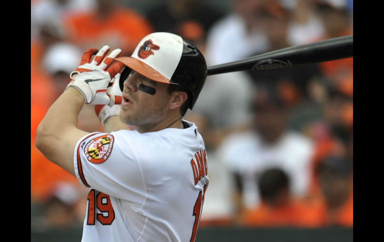 Chris Davis observa su batazo que se convirtió en un cuadrangular productor de dos carreras, en la tercera entrada. AP /