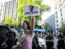 Socialistas se manifiestan contra la corrupción en la sede del Partido Popular. AFP /
