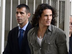 Aquí el delantero sudamericano a su llegada al aeropuerto en tierras europeas. AFP /