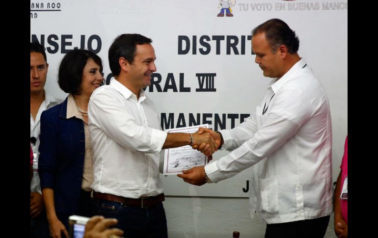 El presidente del Consejo Distrital Electoral VIII, José González Nolasco, entregó la constancia al ganador. NTX /