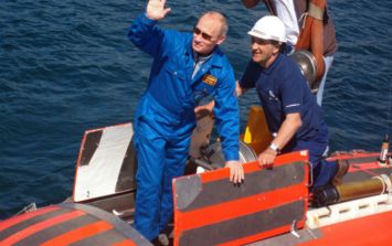 PUTIN SE SUMERGE EN EL FONDO DEL MAR EN UN BATISCAFO