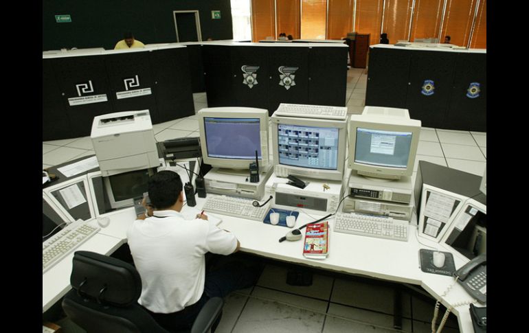 La línea de emergencias funciona para ofrecer servicios médicos, policiales y de protección civil. ARCHIVO /