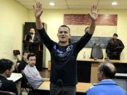 El campesino Rubén Villalva (I) levanta los brazos durante la audiencia preliminar del caso Curuguaty. EFE /