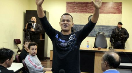 El campesino Rubén Villalva (I) levanta los brazos durante la audiencia preliminar del caso Curuguaty. EFE /
