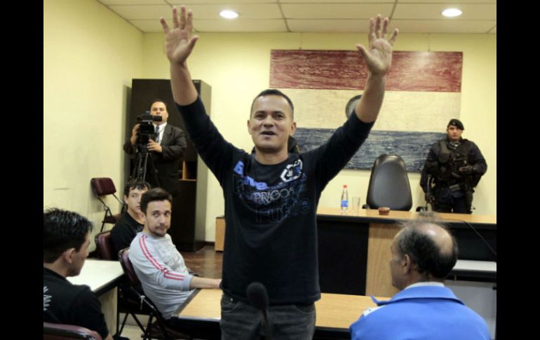 El campesino Rubén Villalva (I) levanta los brazos durante la audiencia preliminar del caso Curuguaty. EFE /