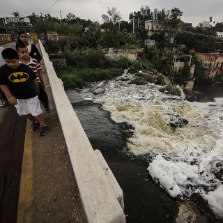 Hay espuma en el Río Santiago; habitantes la ignoran