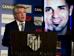 El presidente del equipo, Enrique Cerezo, es el encargado de anunciar el fichaje de David Villa. EFE /