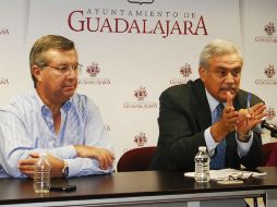 Alberto Cárdenas Jiménez (C) y Cristina Solórzano Márquez invitaron a la sociedad a involucrarse más en la materia. EL INFORMADOR /
