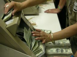 En centros cambiarios de Reynosa se ofrece el billete verde en un máximo de 12.95 pesos. ARCHIVO /