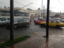Así luce la lluvia en Av Hidalgo en su cruce con Ghilardi.  /
