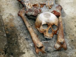 Tumbas de personas que fueron consideradas ''vampiros'', a quienes les quitaron la cabeza para evitar que volvieran a vivir. EFE /