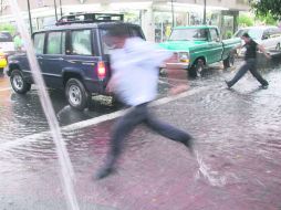 Frente al mercado Corona, en el centro. La tormenta complicó el tráfico vial durante la tarde y la noche. EL INFORMADOR /