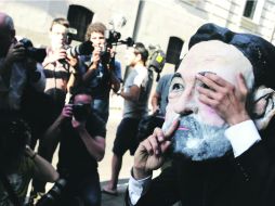 Opositores del PP exige la dimisión del presidente del Gobierno español, Mariano Rajoy, afuera de la Audiencia Nacional de Madrid.  /