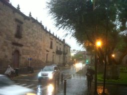 La lluvia se mantiene en la ZMG, por lo que Protección Civil exhorta a la ciudadanía a extremar precauciones al salir.  /