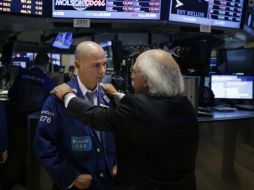 El índice industrial Dow Jones perdía 15.72 puntos (-0.10 por ciento) para ubicarse en 15 mil 468.54 unidades. ARCHIVO /