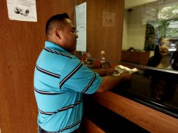 En el segundo día de jornada cambiaria, el dólar libre continúa a la baja en bancos del interior del país. ARCHIVO /