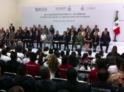 El gobernador del Estado (c), Jorge Aristóteles Sandoval Díaz, durante la ceremonia de entrega de equipo a policías.  /