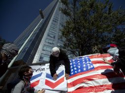 Alrededor de 600 militantes de distintas agrupaciones sociales y políticas manifiestan su rechazo ante el acuerdo. AP /