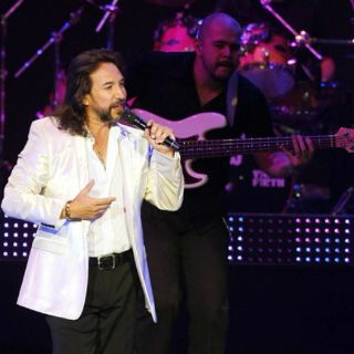 El Buki presenta su tema ''Tres semanas''