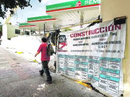 La gasolinera que se edifica en la Calzada Independencia y José María Echauri, exhibe en una lona la suspensión que le otorgó el TAE. EL INFORMADOR /