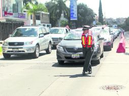 Agentes femeninas. Una policía vial controla el tránsito vehicular sobre la Avenida López Mateos. EL INFORMADOR /
