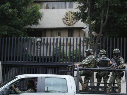 Soldados resguardan las instalaciones de la SEIDO donde Treviño Morales rinde su declaración. EFE /