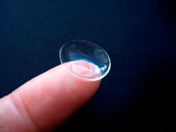Al optar por lentes de contacto se debe aceptar que requieren de cuidados más exigentes que los anteojos. ARCHIVO /