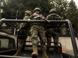 Elementos de la Marina permanecen fuera de las instalaciones de la SEIDO donde se encuentra Miguel Ángel Treviño Morales, ''El Z-40''. AFP /