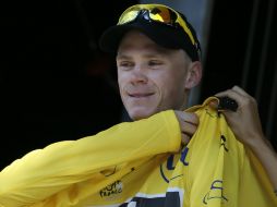 El líder de la competencia porta orgulloso el suéter amarillo. AP /