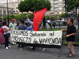 De manera pacífica, con pancartas y llenos de inconformidad, los manifestantes imploran al gobernador una opción de vivienda.  /