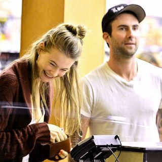 Adam Levine se compromete con la modelo Behati Prinsloo