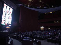 Los diputados tuvieron que sesionar en medio de un apagón en el recinto. SUN /