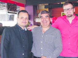 Anfitriones. Jorge Cadena, Fernando Benavides y Marcos Vargas.  /