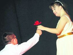 En el escenario. Los jóvenes interpretaron temas como Cantando bajo la lluvia, Frida, El Rey León y Charles Chaplin. ESPECIAL /