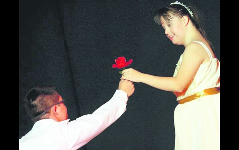 En el escenario. Los jóvenes interpretaron temas como Cantando bajo la lluvia, Frida, El Rey León y Charles Chaplin. ESPECIAL /