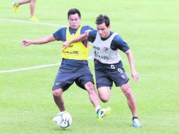 Práctica. Omar Bravo (derecha) es marcado por un rival en el interescuadras rojinegro en Colomos. EL INFORMADOR /